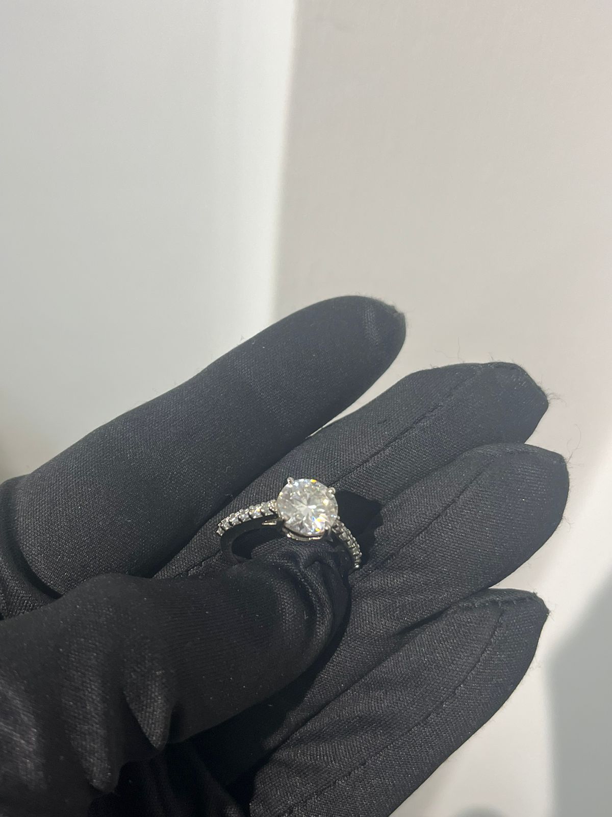 Popular International Design 2 Carat Moissanite Diamond Ring Set on Pure Silver 925 White Gold Plating