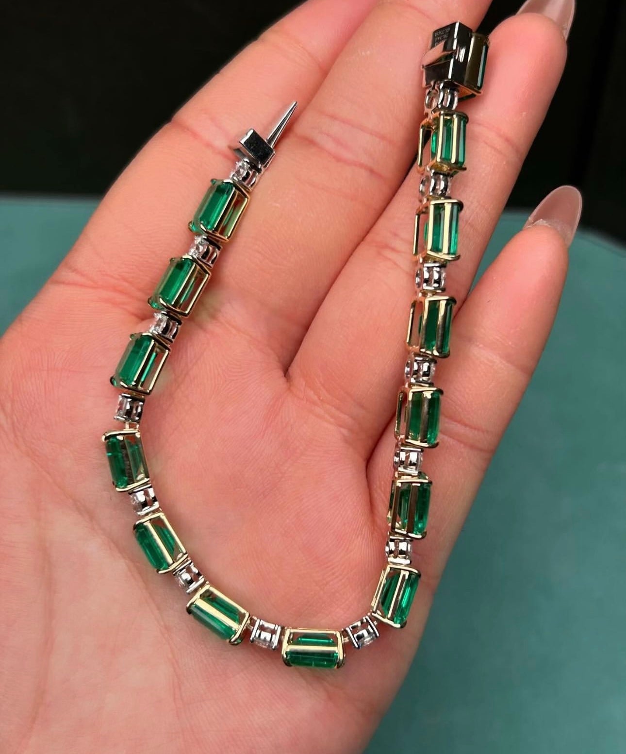 Tennis Bracelet Emerald and Lab Grown Diamonds