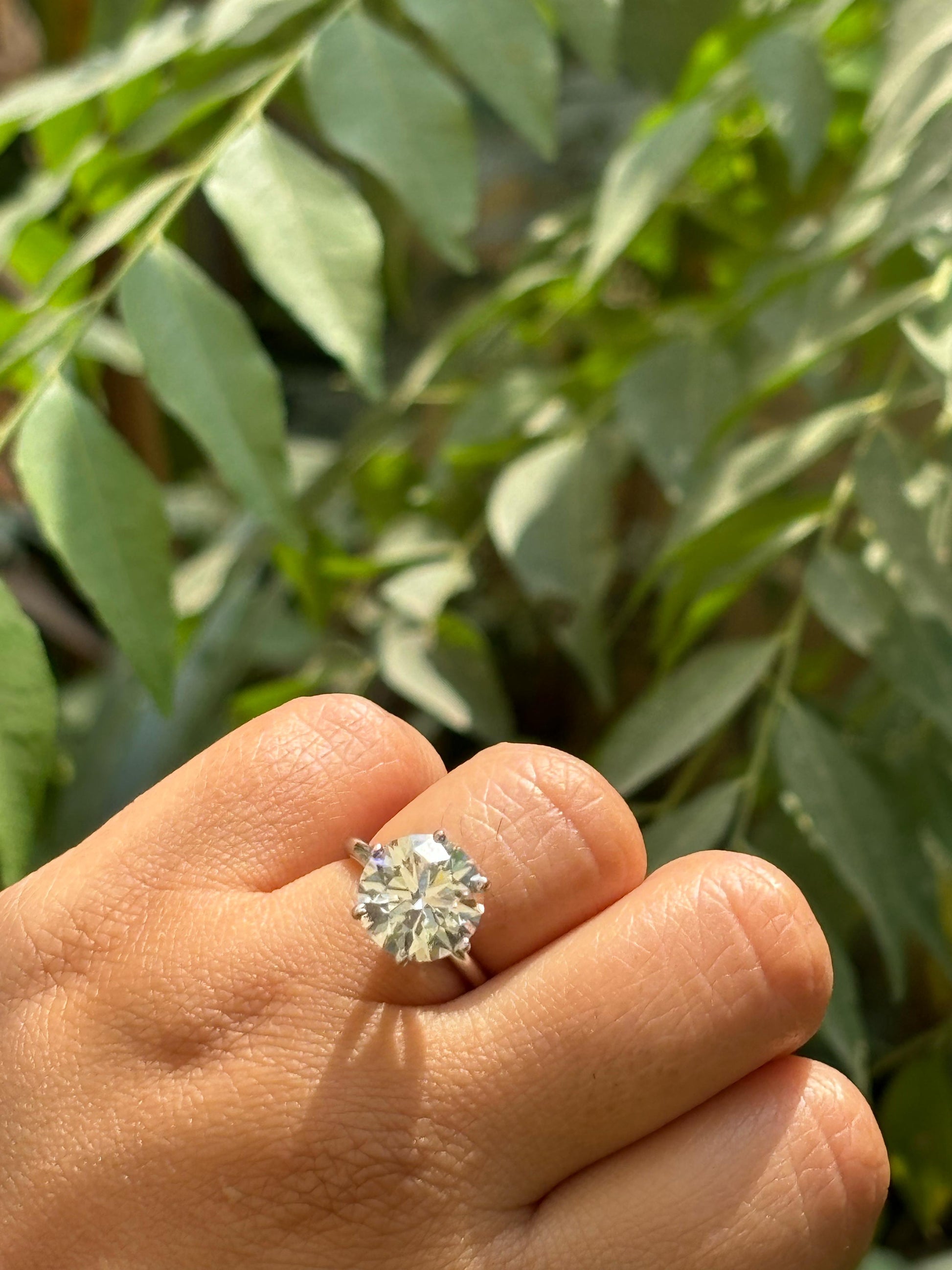 Carat Diamond Ring On Finger Carat Round F VS1 Classic Lab