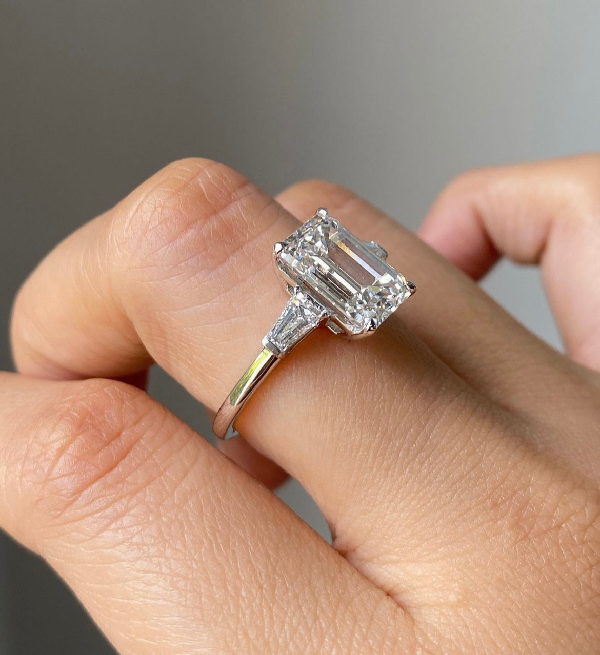 4 Carat Emerald Lab Grown on 14Kt Hallmarked Gold with two side trapezoid Diamond