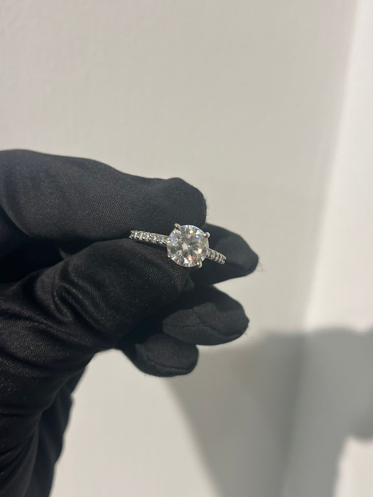 Popular International Design 2 Carat Moissanite Diamond Ring Set on Pure Silver 925 White Gold Plating