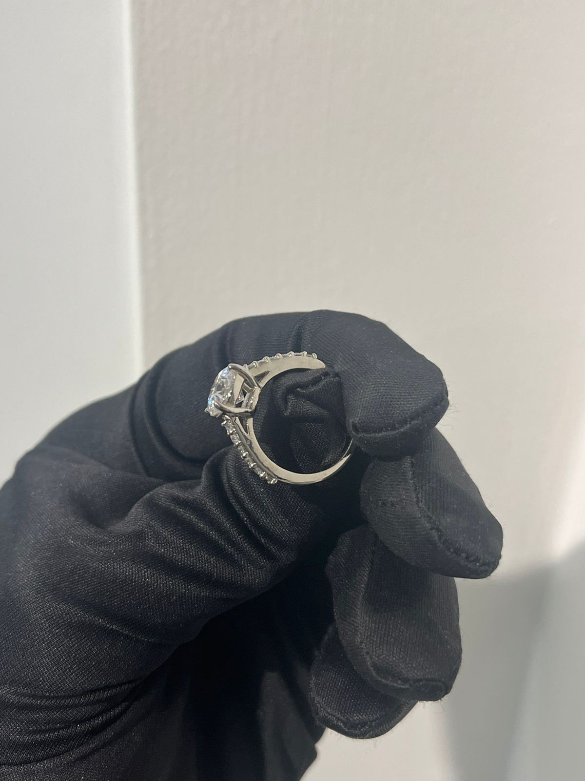 Popular International Design 2 Carat Moissanite Diamond Ring Set on Pure Silver 925 White Gold Plating