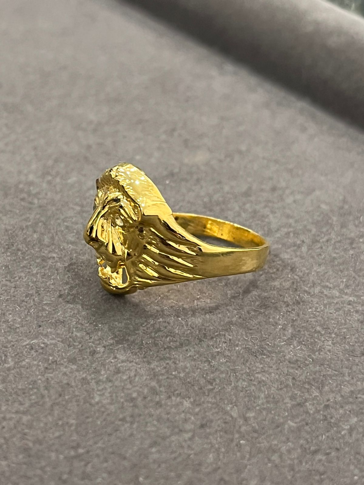 LIONROAR Ring with Stone on Eyes