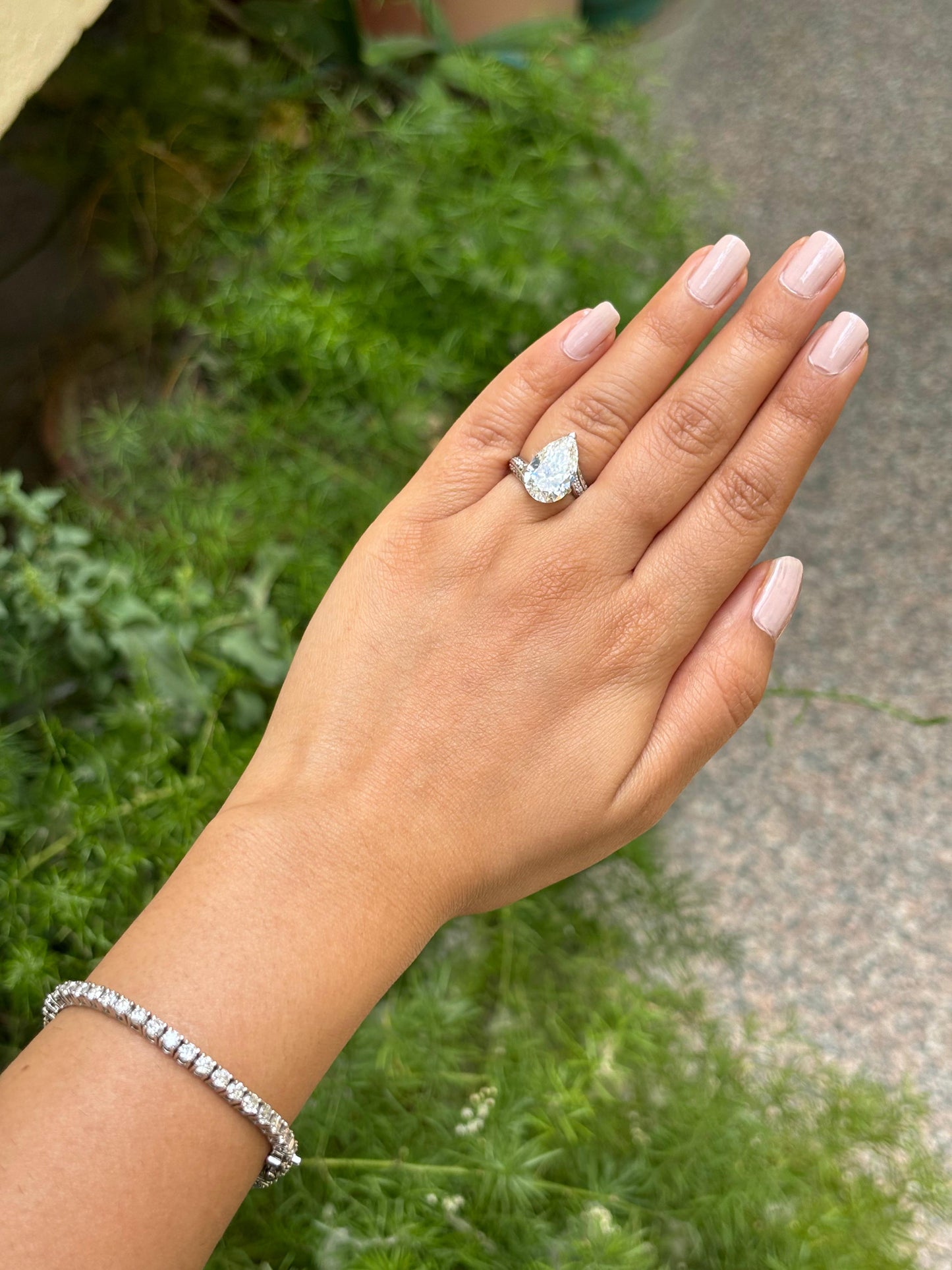 5 CARAT PEAR LAB GROWN DIAMOND RING IN 18KT GOLD
