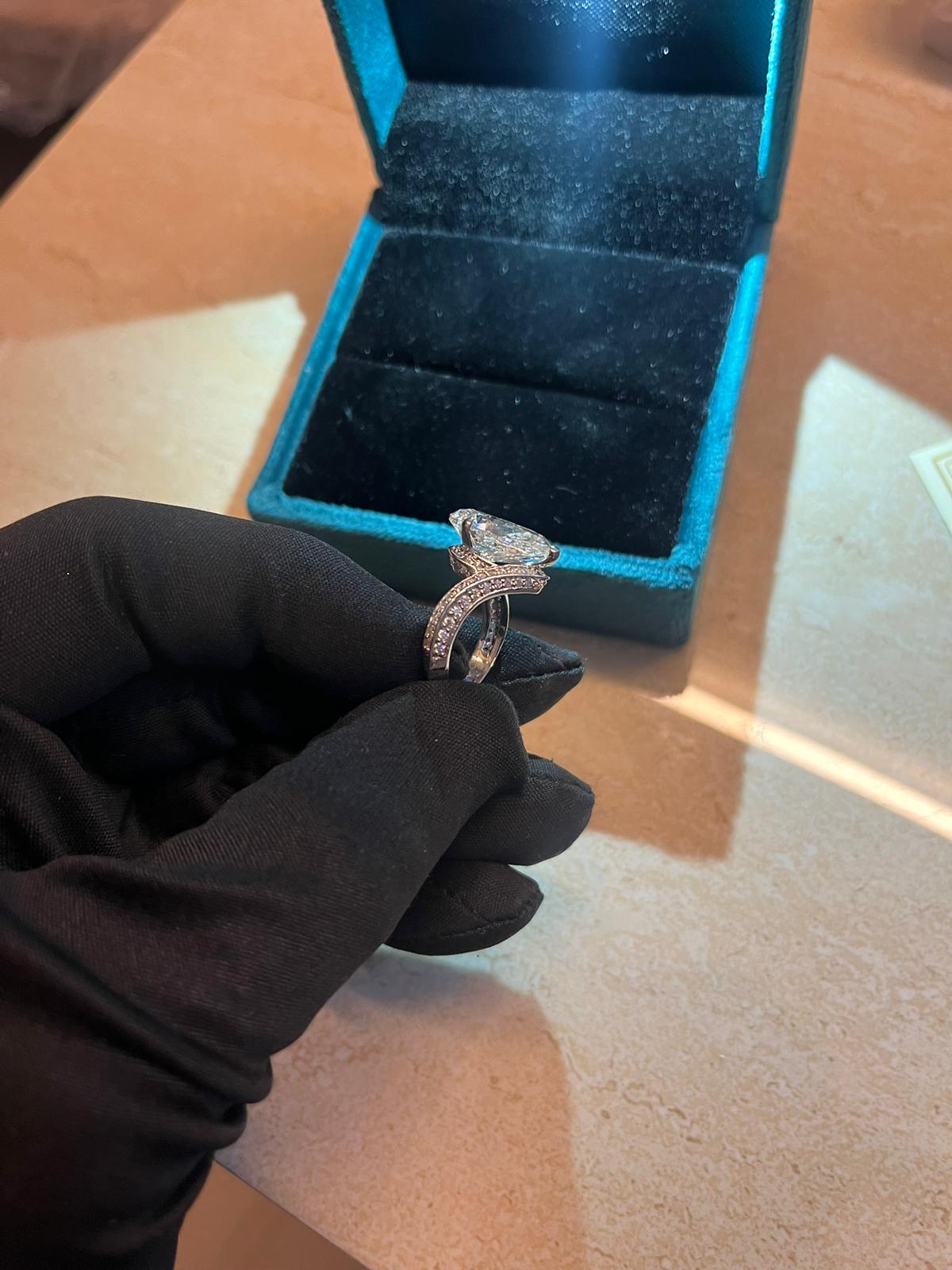 5 CARAT PEAR LAB GROWN DIAMOND RING IN 18KT GOLD